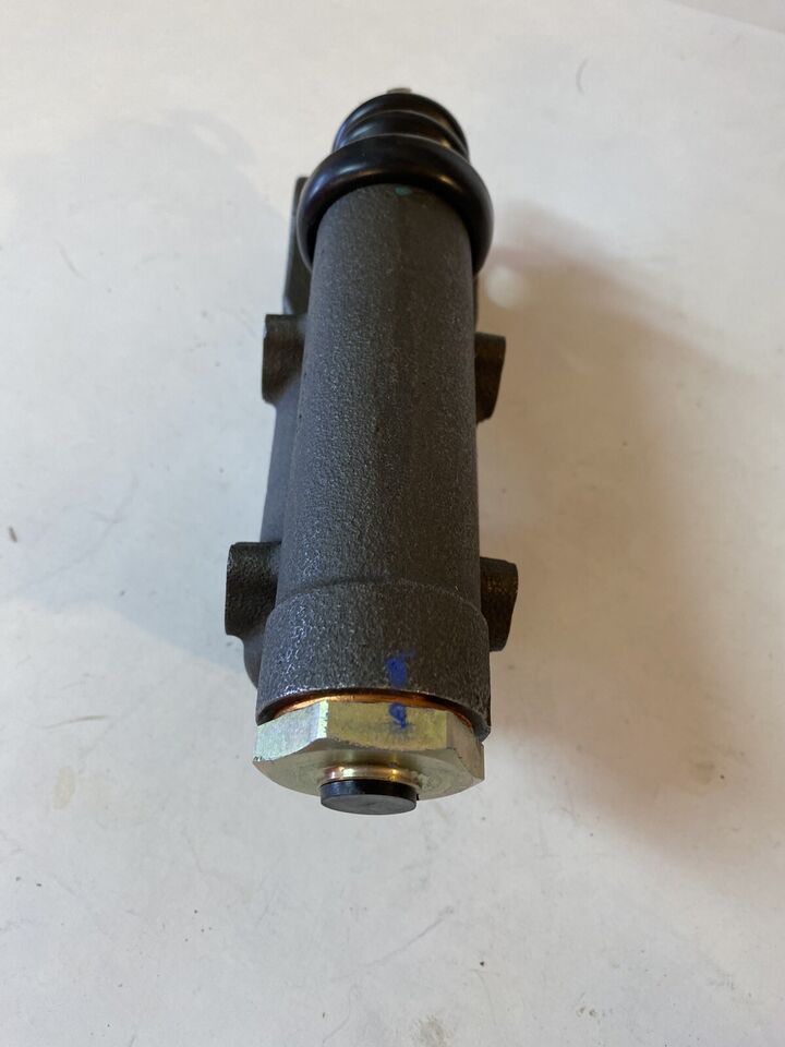 1955 - 1959 CHEVROLET GMC TRUCK MASTER CYLINDER 21680 1/2- 1 TON