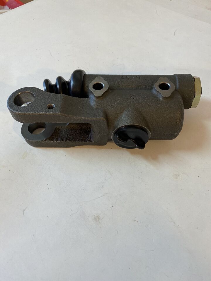 1955 - 1959 CHEVROLET GMC TRUCK MASTER CYLINDER 21680 1/2- 1 TON