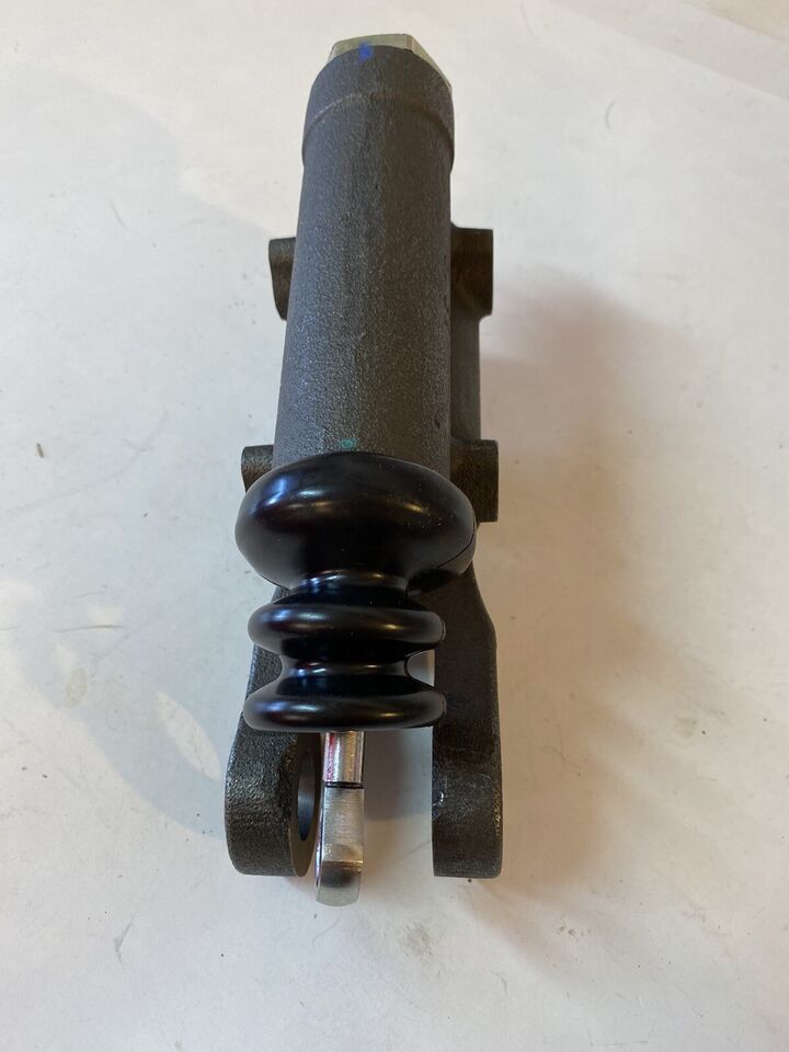 1955 - 1959 CHEVROLET GMC TRUCK MASTER CYLINDER 21680 1/2- 1 TON